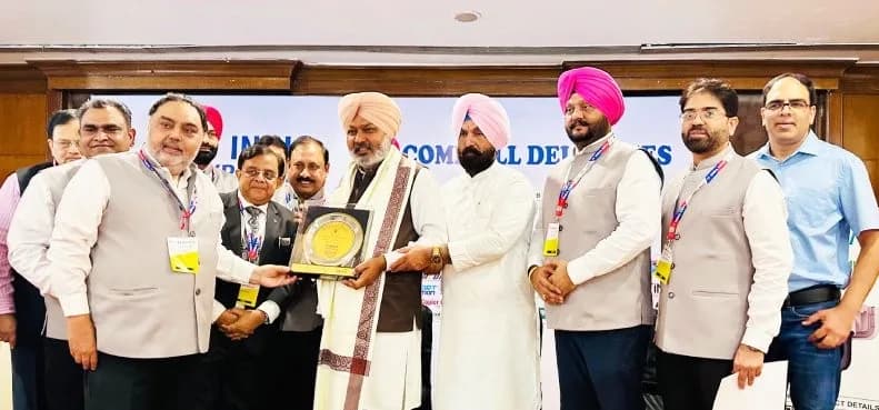 Punjab Finance Minister S. Harpal Singh Cheema presents a memento during the inauguration ceremony.