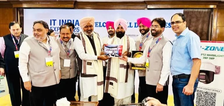 Presentation of a commemorative plaque to the Chief Guest during the formal inauguration.
