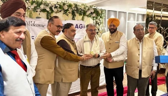 Presentation of a memento to a senior leader by FAIITA office-bearers.
